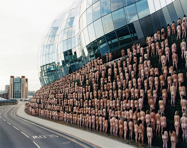 Fotografía de Spencer Tunick en una de sus instalaciones.