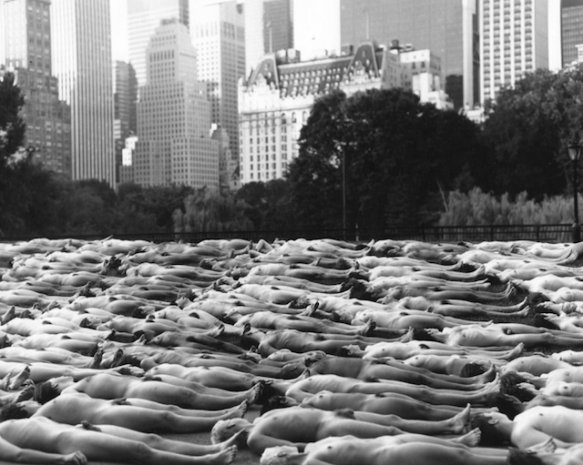 Fotografía de Spencer Tunick en una de sus instalaciones.