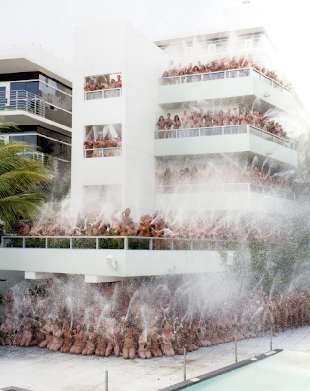 Fotografía de Spencer Tunick en una de sus instalaciones.