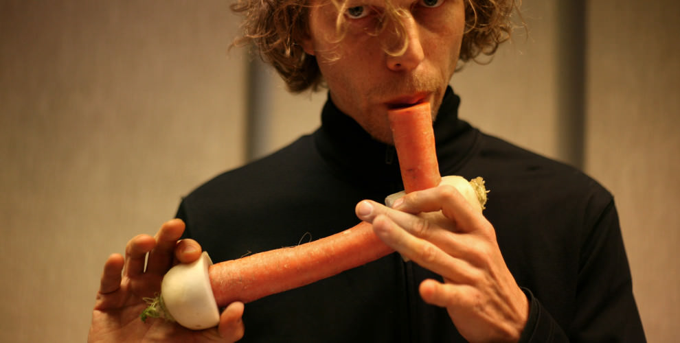 The Vienna Vegetable Orchestra, uno de sus componentes tocando una zanahoria