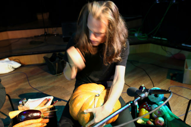 The Vienna Vegetable Orchestra, uno de sus componentes tocando una calabaza