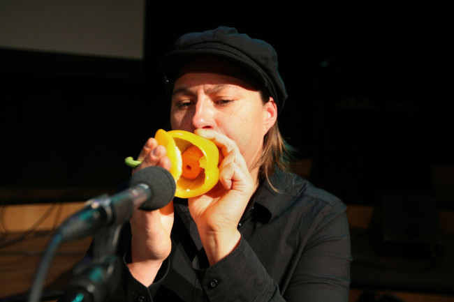 The Vienna Vegetable Orchestra, uno de sus componentes tocando un pimiento