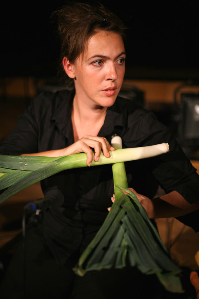The Vienna Vegetable Orchestra, uno de sus componentes tocando unos puerros