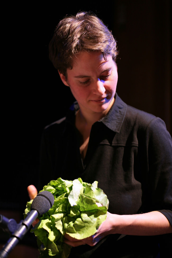 The Vienna Vegetable Orchestra, uno de sus componentes tocando una lechuga
