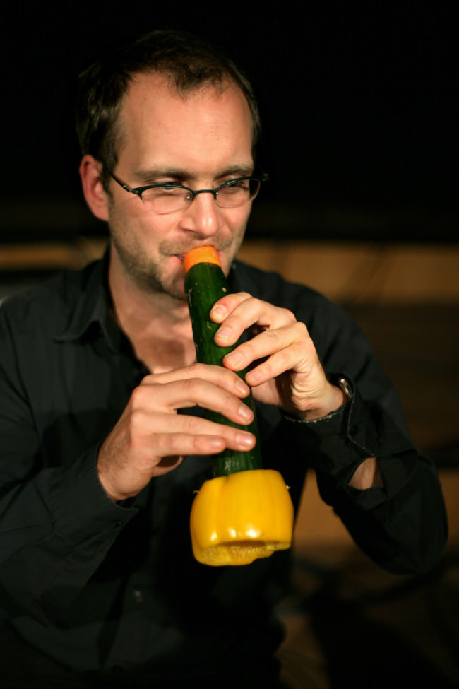 The Vienna Vegetable Orchestra, uno de sus componentes tocando un calabacín y un pimiento