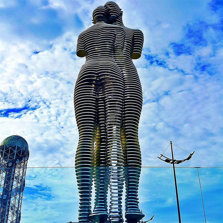 The Statue of Love estatua del amor Azerbaijani Cultura Inquieta3