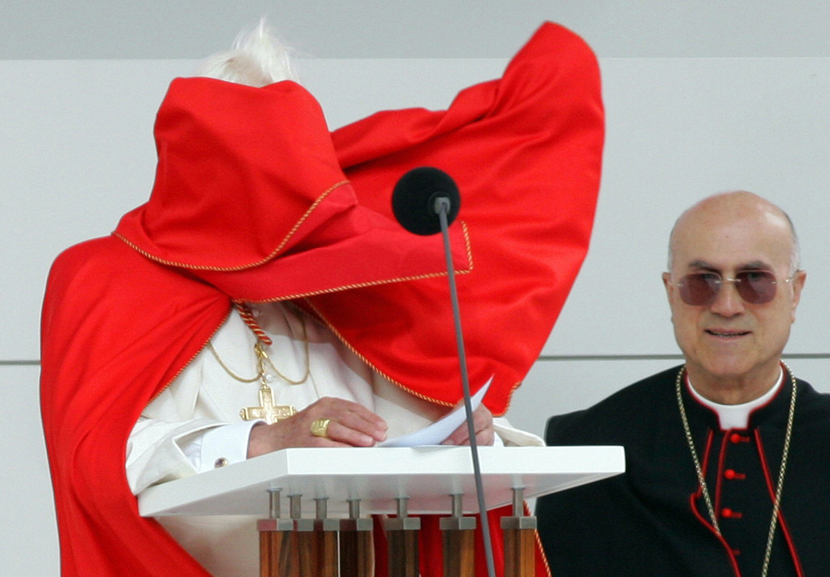 Pope papa wind viento2