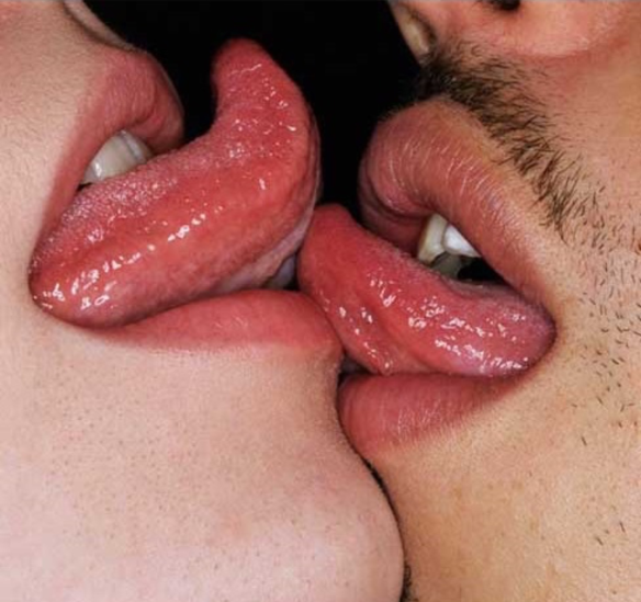 Una pareja besándose
