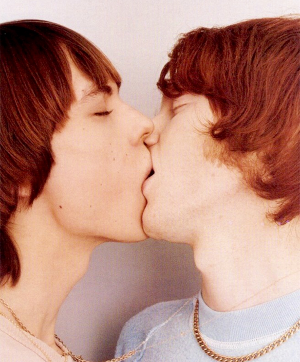 Una pareja besándose