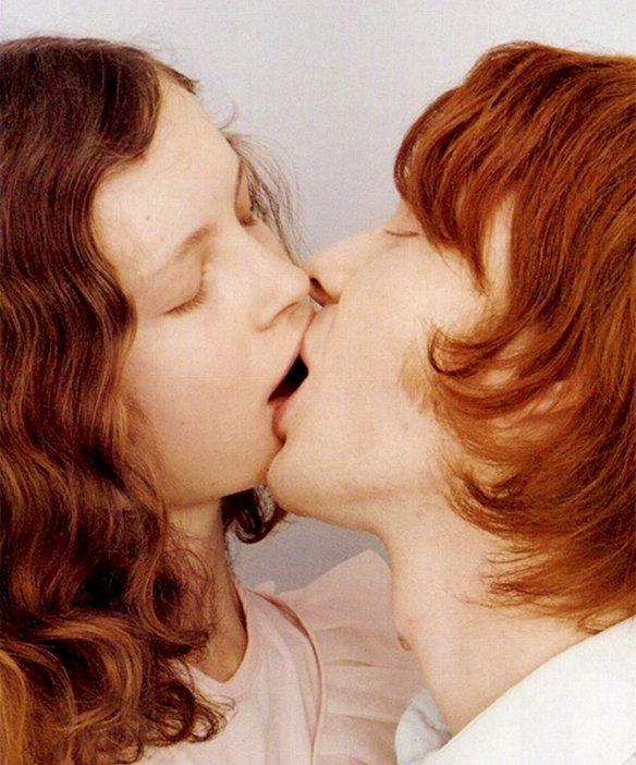 Una pareja besándose