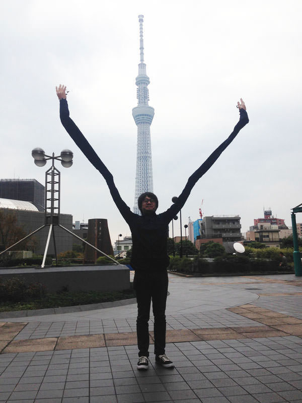 Man makes selfie arms to avoid being seen using selfie sticks2