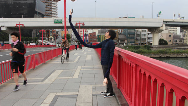 Man makes selfie arms to avoid being seen using selfie sticks4