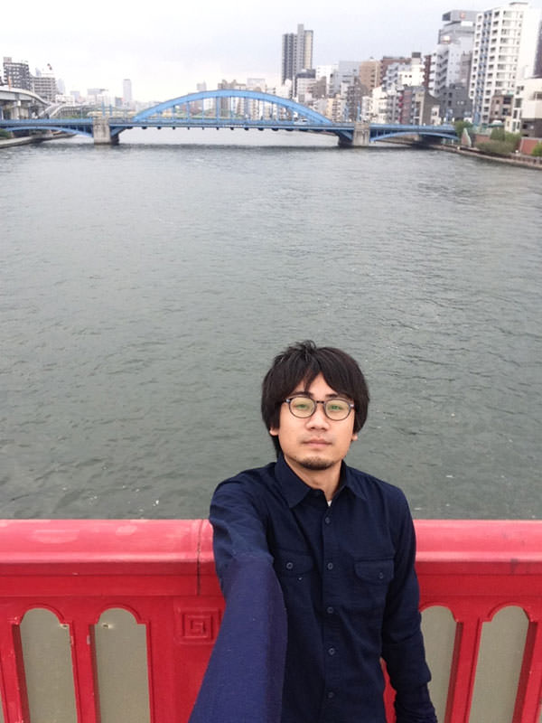 Man makes selfie arms to avoid being seen using selfie sticks5