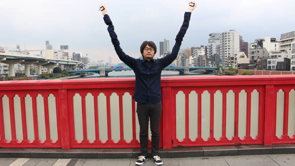 Man makes selfie arms to avoid being seen using selfie sticks7