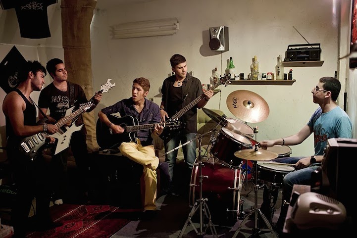 Una banda de rock local ensayando en secreto en Irán