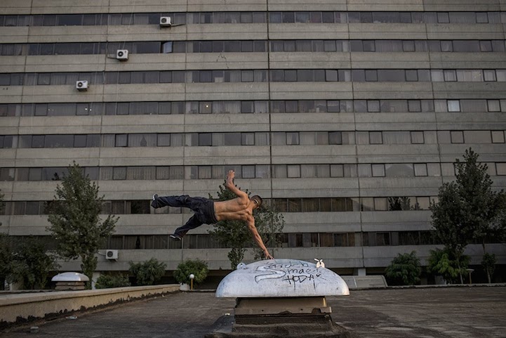 Practicando parkour en la calle en Irán