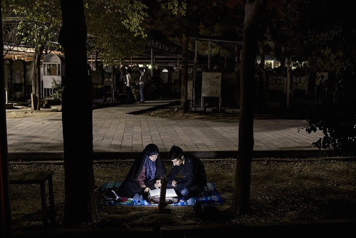Dos personas leyendo el Corán en un cementerio en Irán