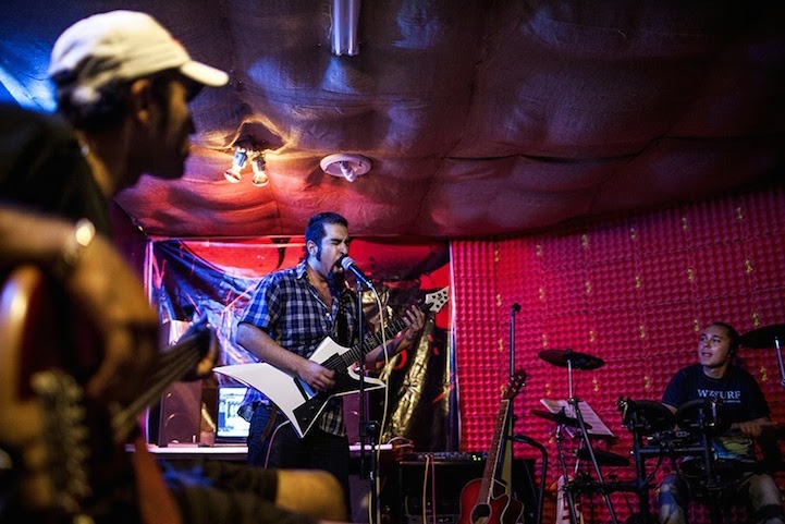 Concierto de rock privado en Irán. La música rock está prohibida, los conciertos como este generalmente se mantienen ocultos.