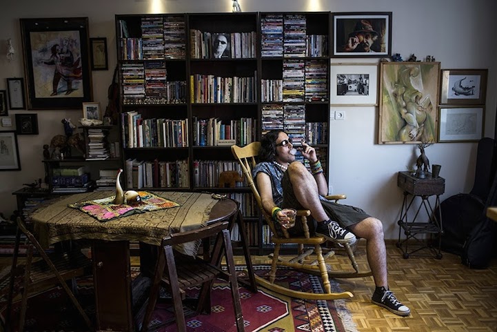 El artista local Eylya disfruta bebiendo y fumando en su habitación