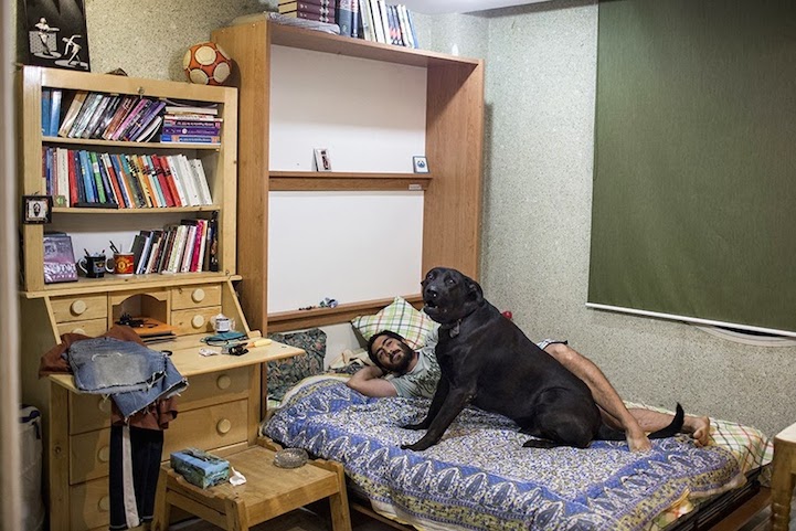 Un hombre y su perro se relajan en casa en Irán