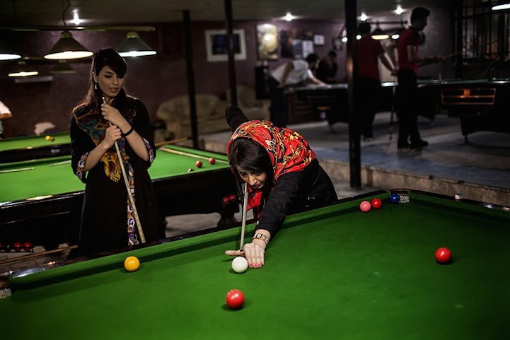 Dos mujeres jugando al snooker en una sala de billares en Irán