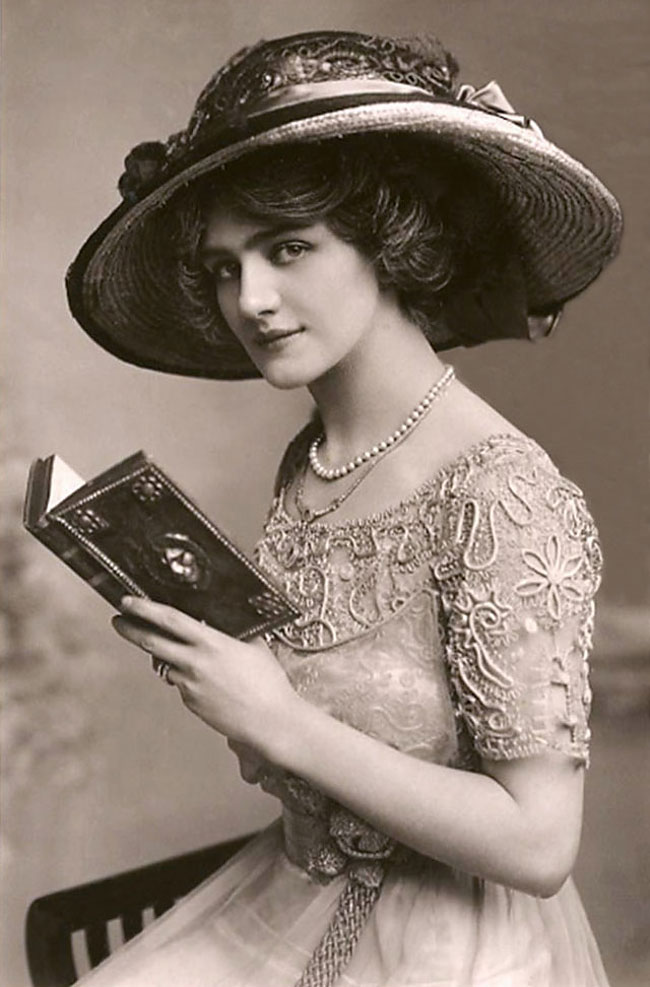Fotografías en blanco y negro de mujeres de principios del siglo XX