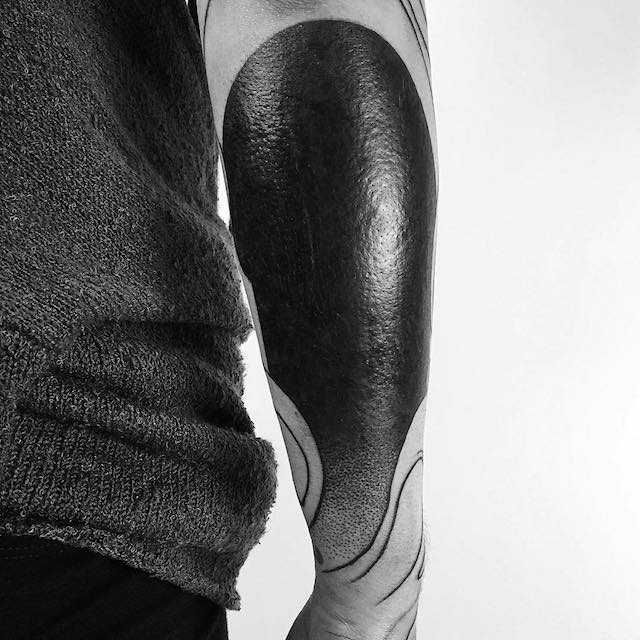 Blackout Tattoo tatuaje negro