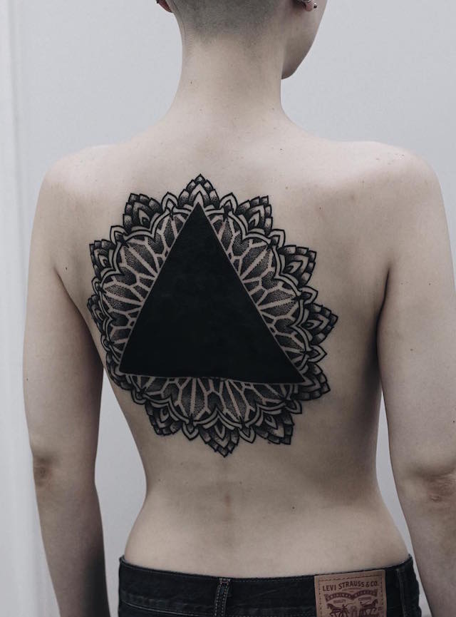 Blackout Tattoo tatuaje negro