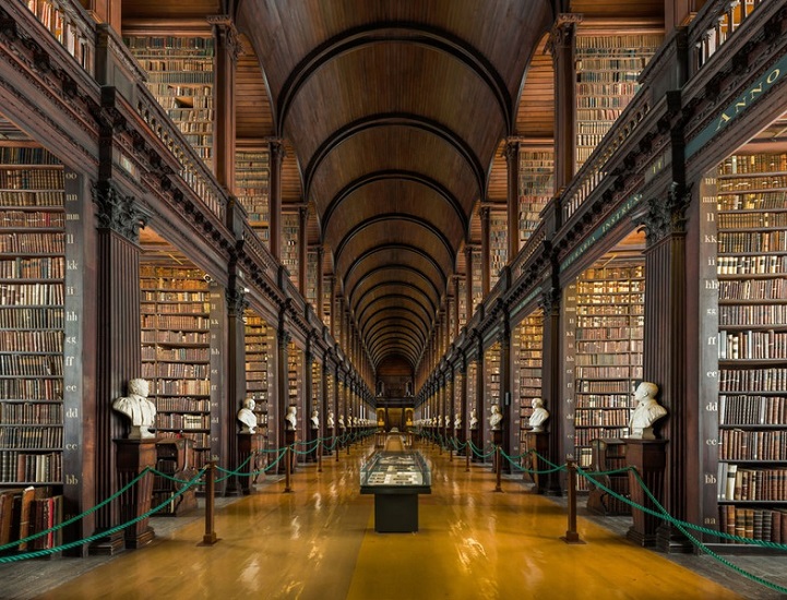 Long Room Old Library at Trinity College Dublin libreria Biblioteca