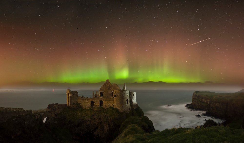 Aurora boreal sobre las ruinas del Castillo de Dunluce.