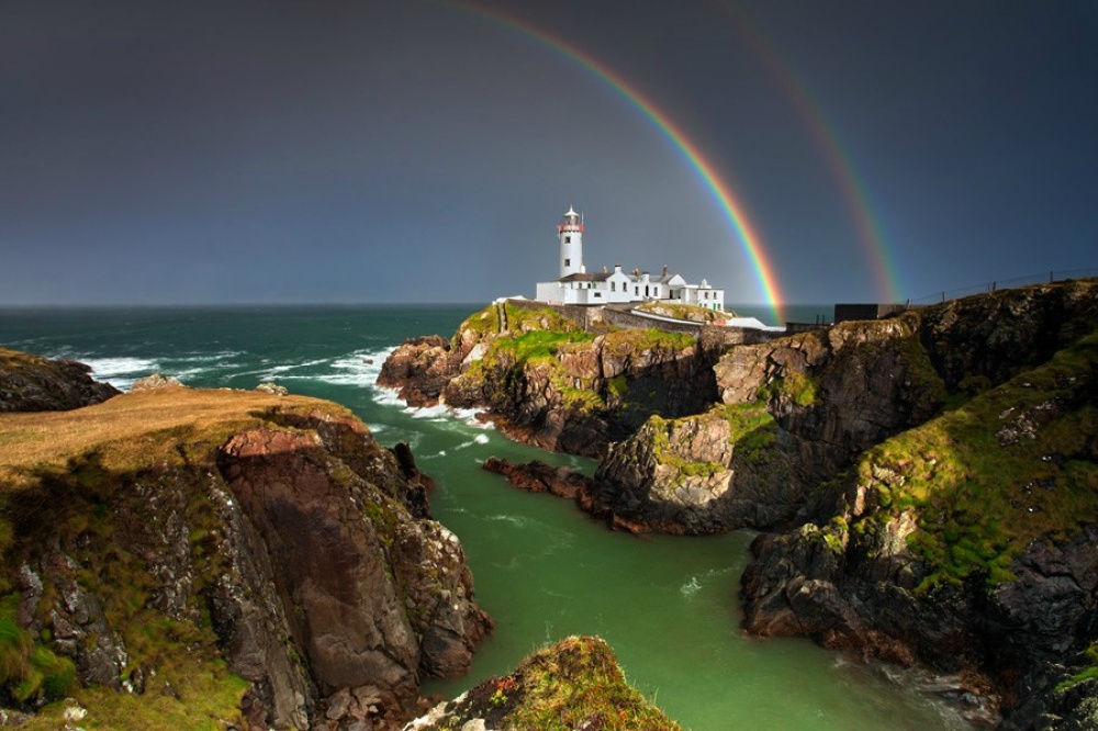 Un faro en la costa de Lough Swilly.