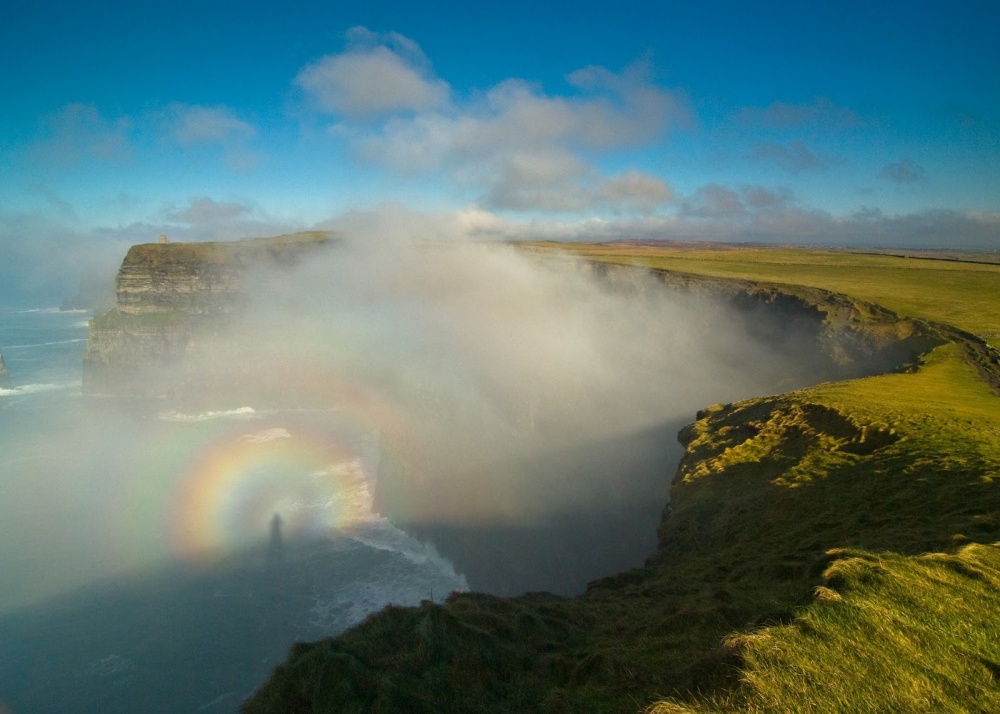 Un arcoíris cerca de Acantilados de Moher en la costa Atlántica.