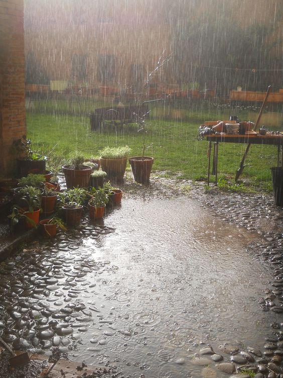 Lloviendo en una casa de campo