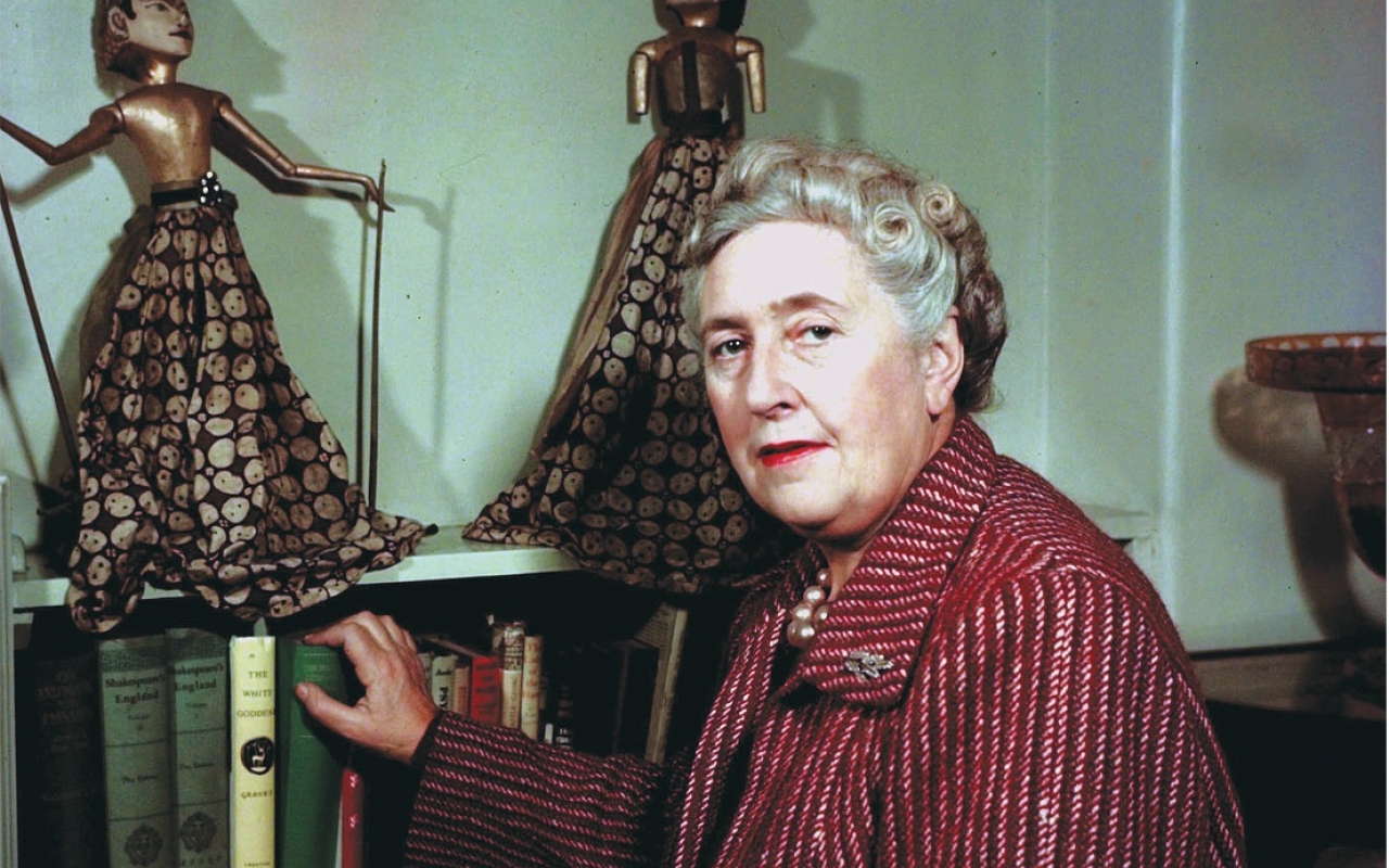 Agatha Christie con un libro.