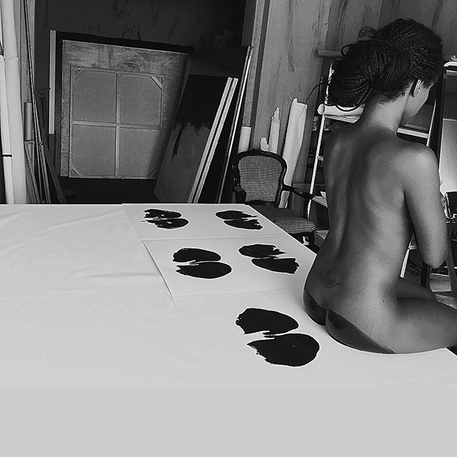 Haris Lithos pintando con culos 11