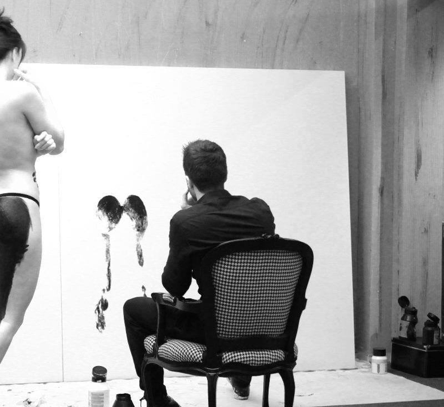 Haris Lithos pintando con culos 2