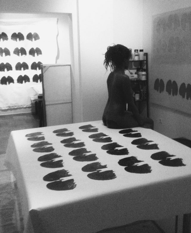 Haris Lithos pintando con culos 9