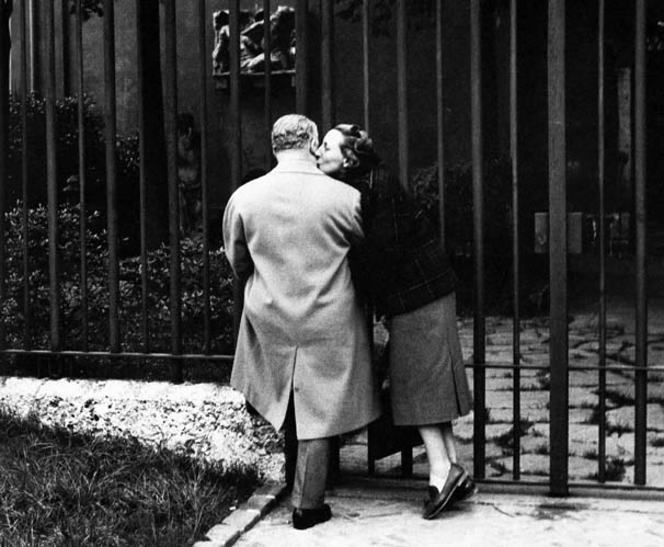 Mario De Biasi fotografía de besos