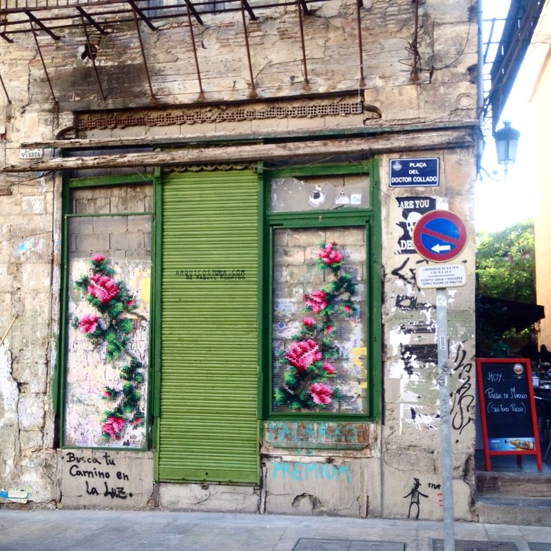 Raquel Rodrigo instalacion urbana flores punto de cruz