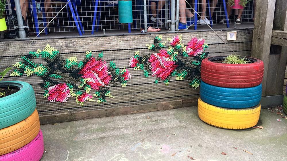 Raquel Rodrigo instalacion urbana flores punto de cruz 3