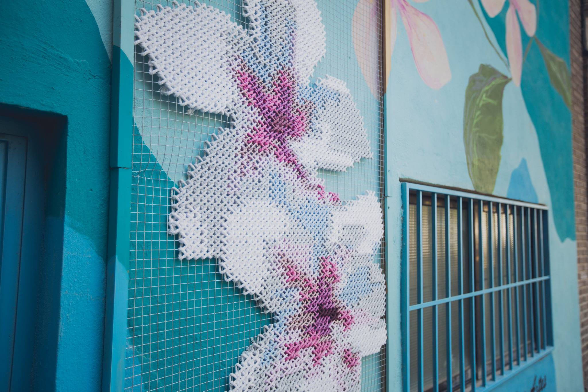 Raquel Rodrigo instalacion urbana flores punto de cruz 7