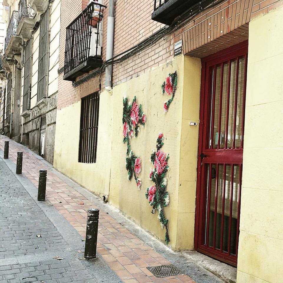 Raquel Rodrigo instalacion urbana flores punto de cruz 8