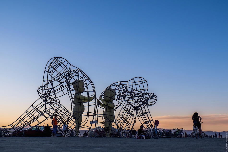Alexander Milov escultura niños Burning Man Festival