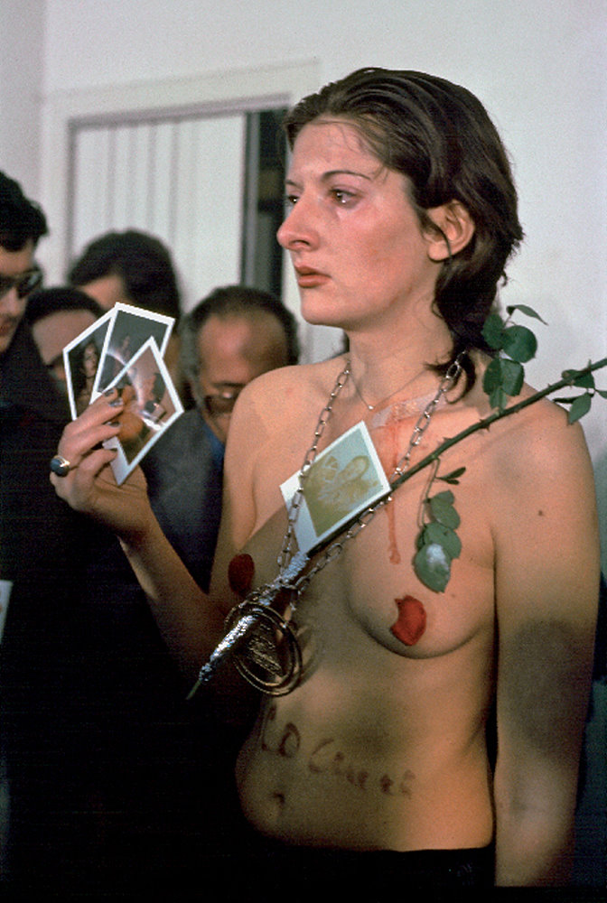 Marina Abramovic performance arte 1974