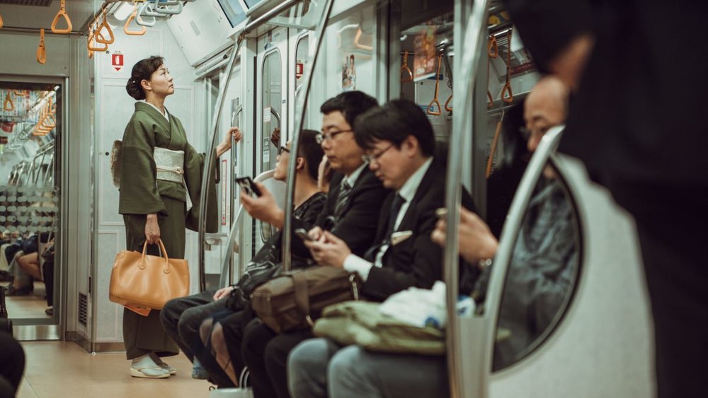 Personas en el metro de Tokio.