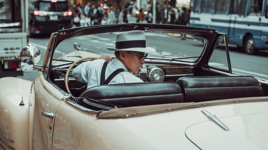 Una persona aparcando un coche antiguo en Tokio.