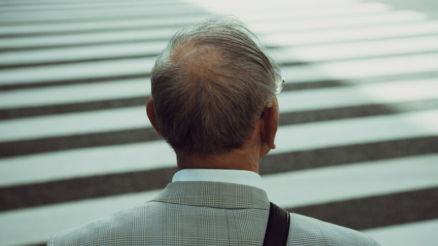 Una persona cruzando por un paso de peatones en las calles de Tokio.
