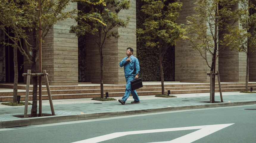Una persona andando en las calles de Tokio.
