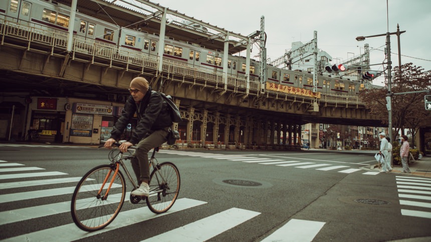 Un ciclista en las calles de Tokio.