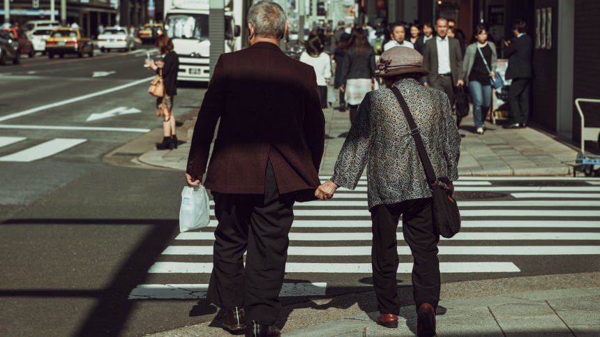 Una pareja mayor cruzando en las calles de Tokio.